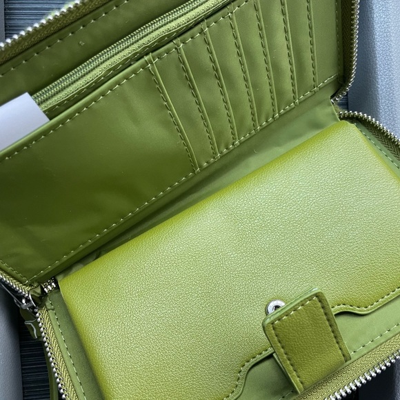 No Boundaries Women’s Zip Around Wristlet Wallet. - Picture 6 of 7